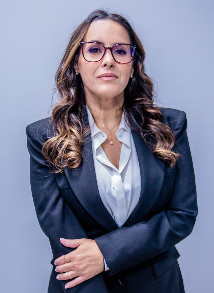 Bacharela em Direito, Pós-graduada em Direito do Trabalho e Pós-
graduada em Direito Processual Civil, atuante nas áreas de Direito
Empresarial/Comercial, Civil, Trabalhista e Administrativo.
