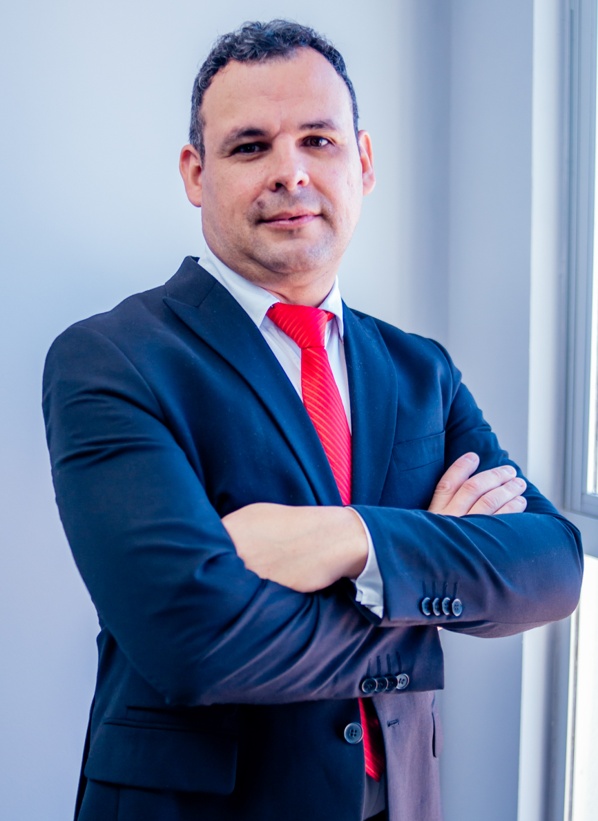 Bacharel em Direito pela Universidade do Sul de Santa Catarina, Pós-graduando em Direito Público pela Escola Superior da Magistratura do Estado de Santa Catarina, atuante na área de Direito Civil, Empresarial e Consumidor.